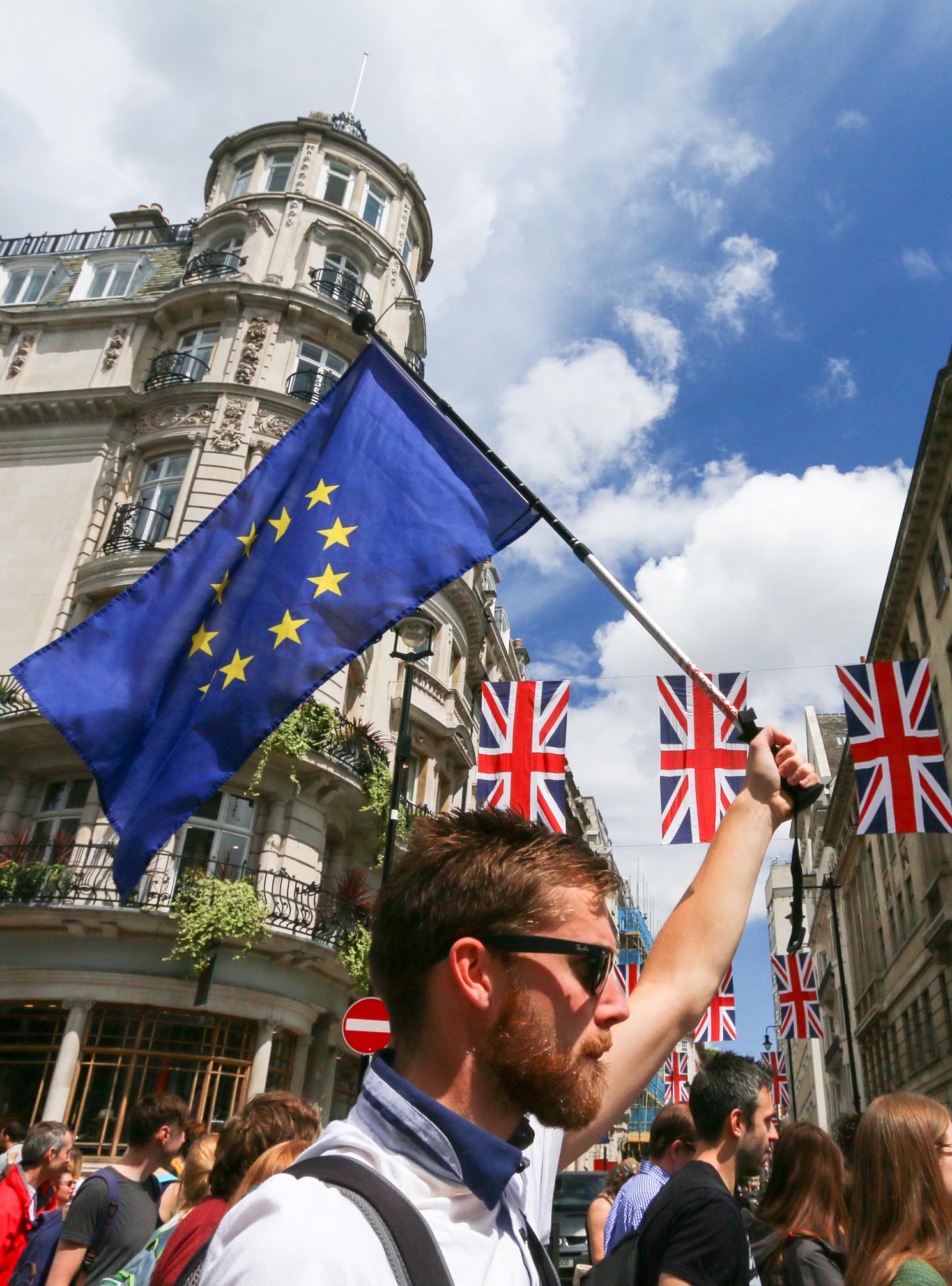 Personas que protestan se toman las calles despu&eacute;s del voto del Brexit.