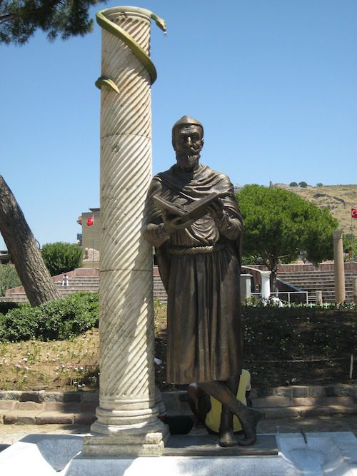 Una estatua moderna de Asclepio, del templo Asclepion en P&eacute;rgamo. Observe la serpiente, que era un s&iacute;mbolo asociado con Asclepio. Este s&iacute;mbolo contin&uacute;a representando el campo de la medicina hoy en d&iacute;a (foto de Joel Meeker).
