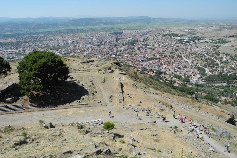 Los cimientos de la base del altar de Zeus, cuyos vestigios fueron llevados a Berl&iacute;n en la d&eacute;cada de 1800 (foto de Joel Meeker).