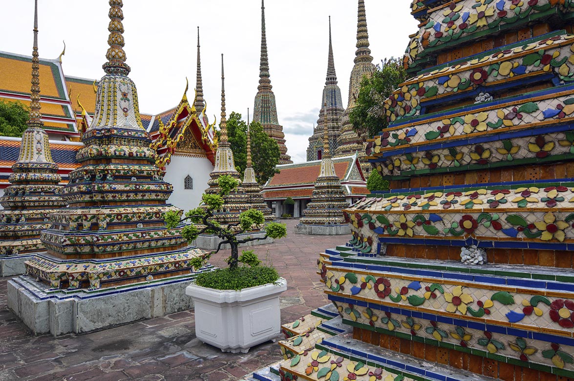 Chedis en Wat Pho que contienen las cenizas de familias reales.