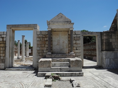 Ruinas de una sinagoga jud&iacute;a en Sardis (foto de Joel Meeker).