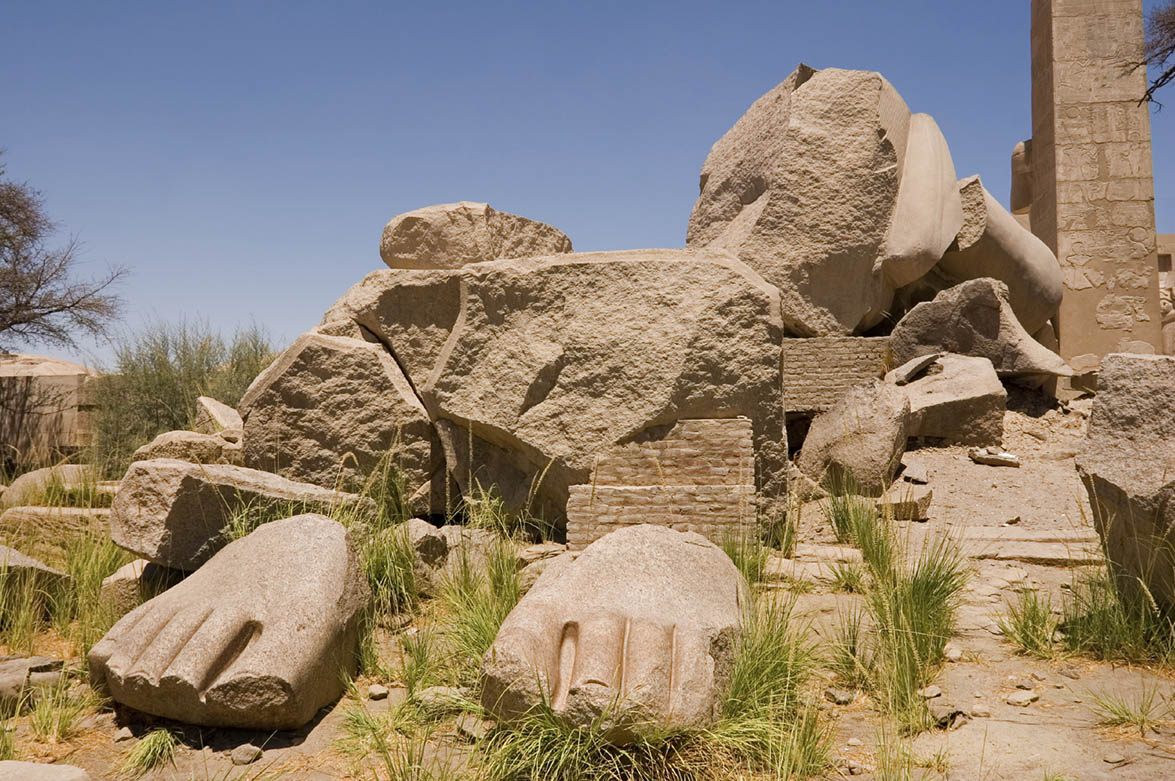 Los pies del fara&oacute;n Rams&eacute;s II nos hablan de lo que fue una vez una gran imagen de poder y esplendor.