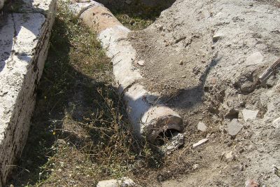Restos de una tuber&iacute;a de agua en Laodicea (foto de David Treybig).