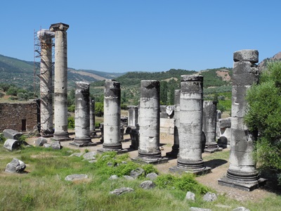 Ruinas del templo de Artemisa en Sardis (foto de Joel Meeker).