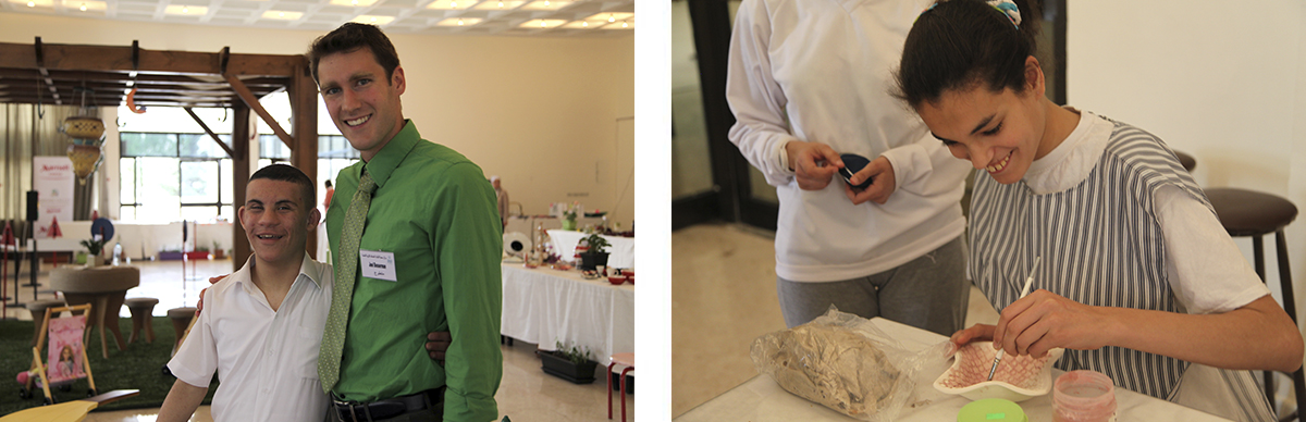 El voluntario de la Fundaci&oacute;n de ayuda internacional, Joel Bosserman (derecha) posa con uno de sus estudiantes en un exposici&oacute;n art&iacute;stica de trabajos hechos por estudiantes en el YMWA Centro de Educaci&oacute;n especial en Am&aacute;n, Jordania; uno de los estudiantes del Centro YMWA, pinta una artesan&iacute;a.