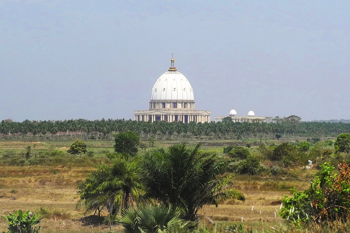 La Bas&iacute;lica de Nuestra Se&ntilde;ora de la Paz en Yamusukro, Costa de Marfil.