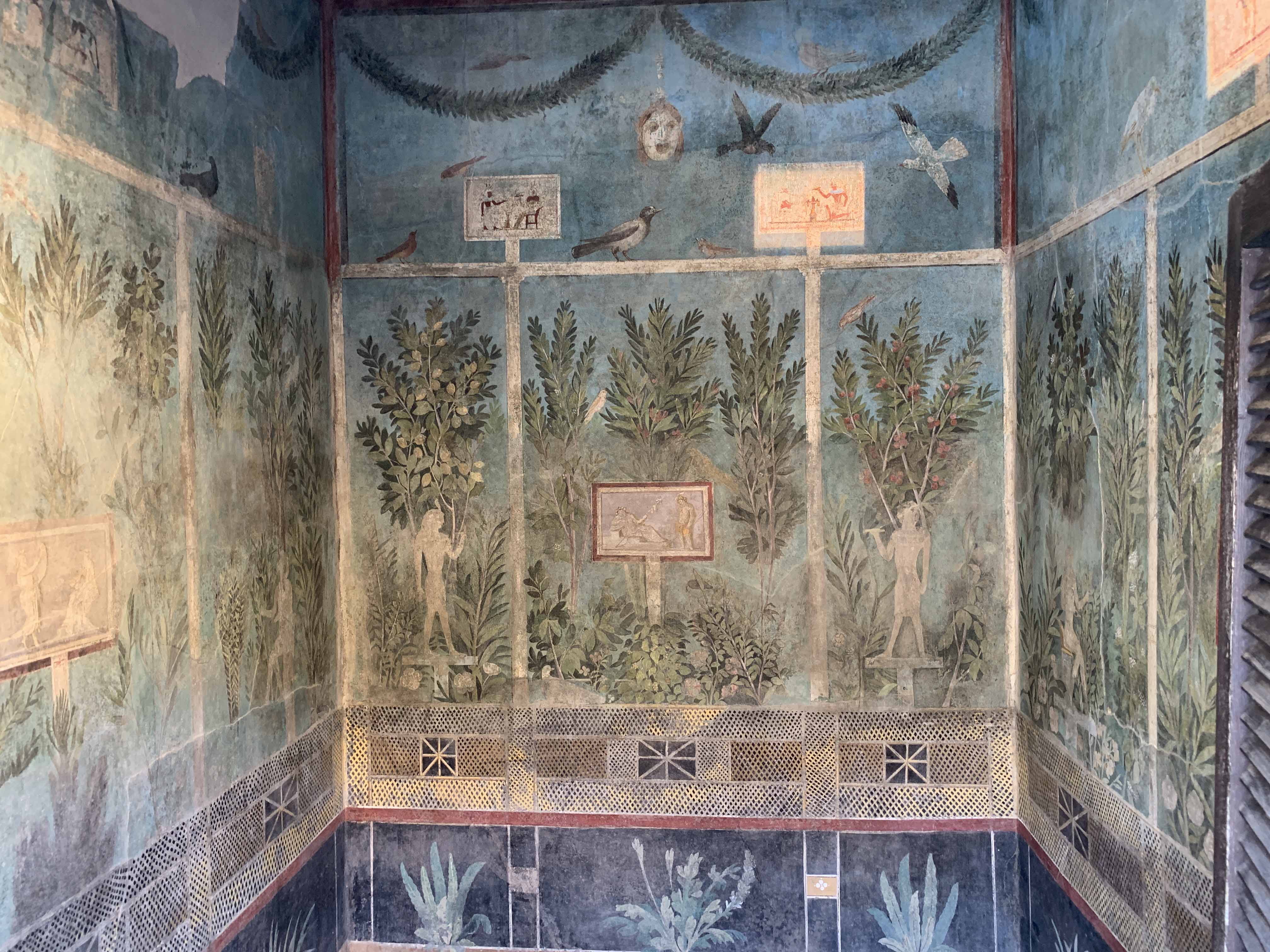 Frescos de murales descubiertos en Pompeya.