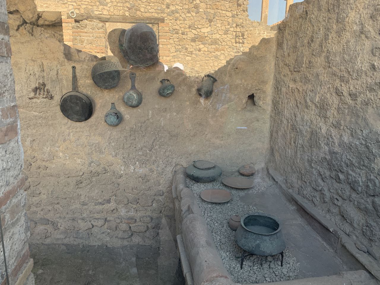 Zona de cocina con sartenes de la antigua Pompeya.