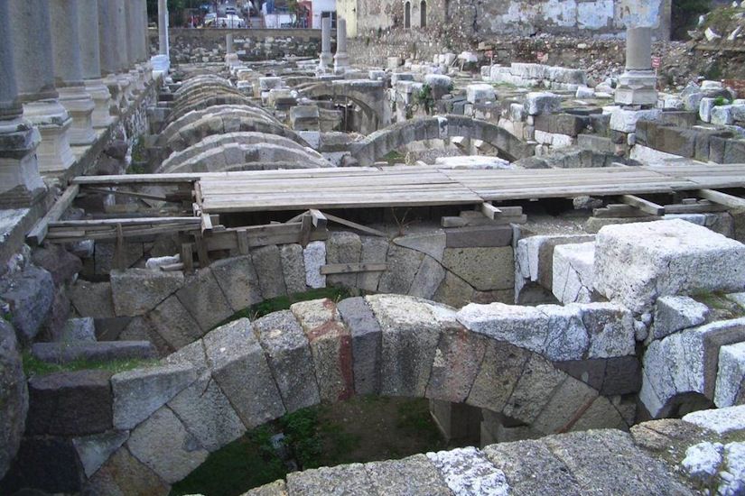 El subterr&aacute;neo de un &aacute;gora (mercado) del segundo o tercer siglo en Esmirna. (Foto por David Treybig.)